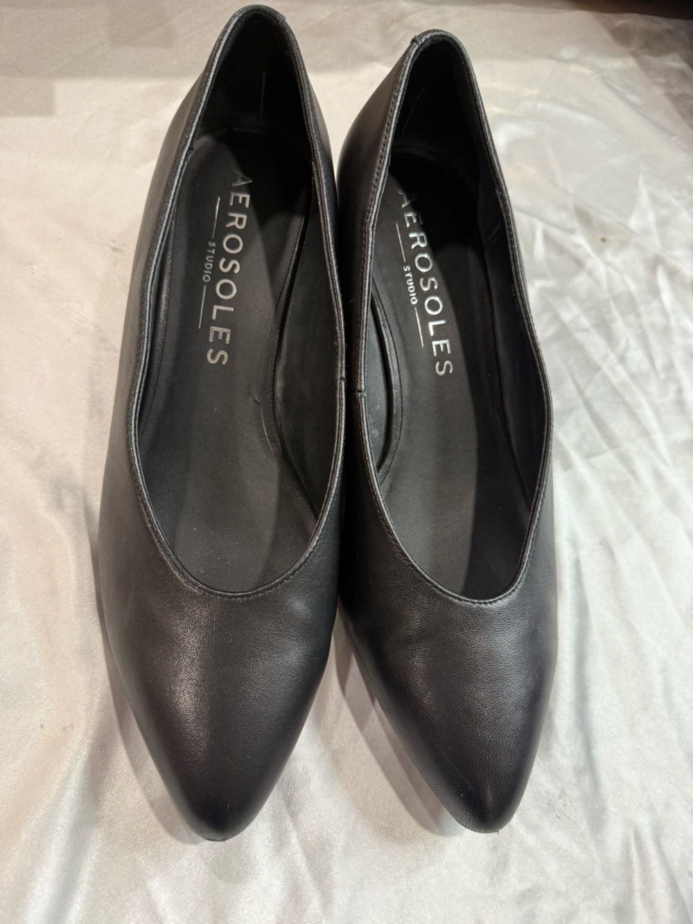 AEROSOLES Black Rounded Toe Leather Flats